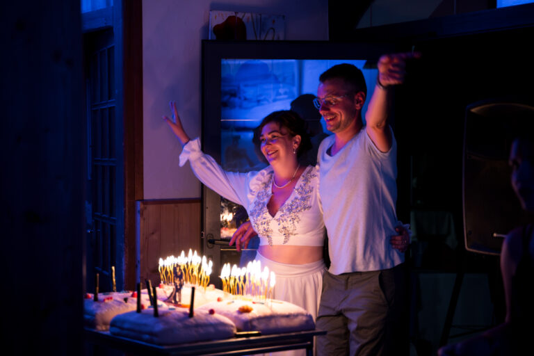 Photographe mariage Jura : mariés devant le gâteau aux bougies