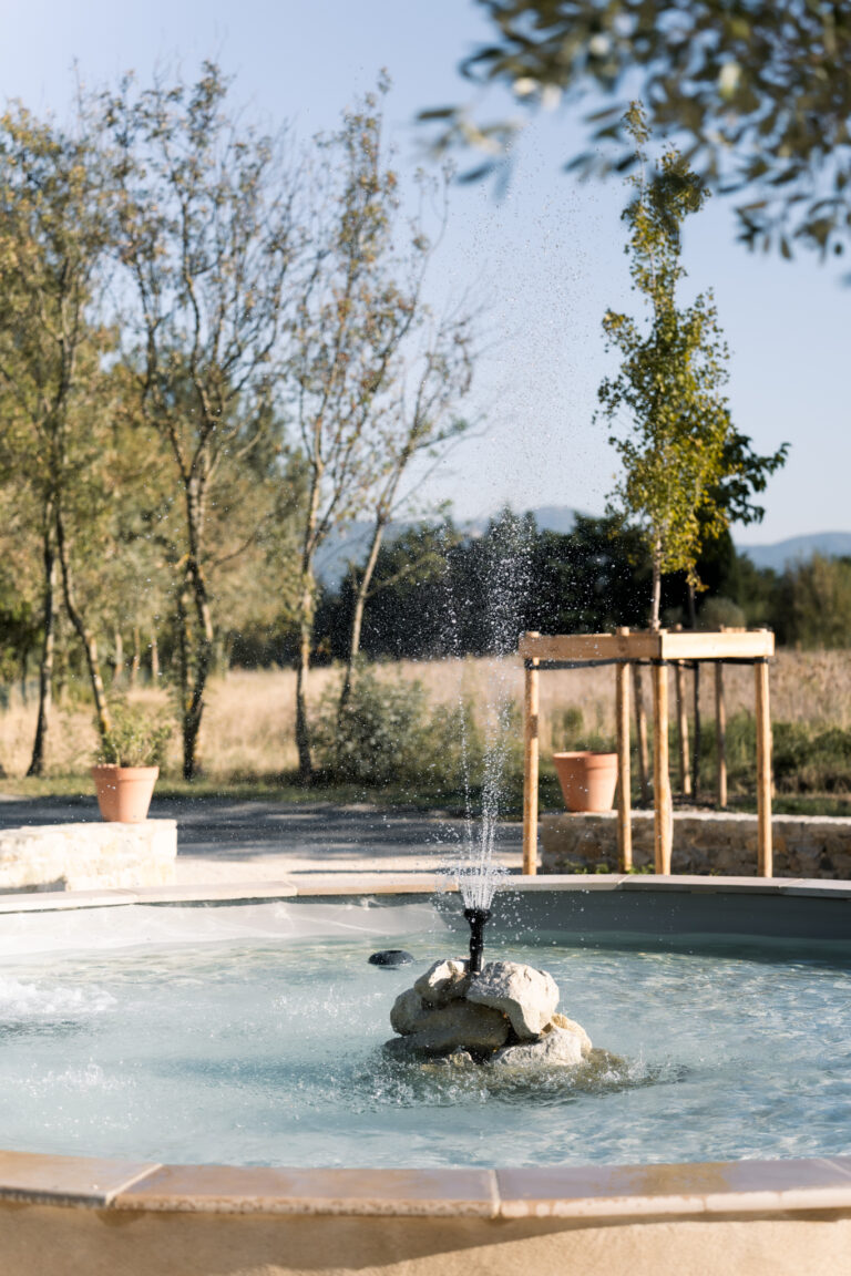 Photographe mariage Jura : fontaine dans le parc du lieu de réception