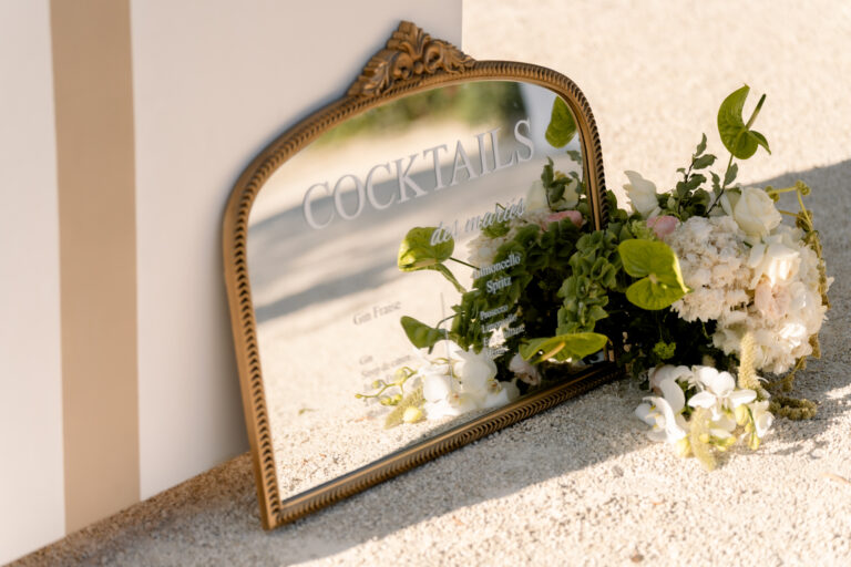 Photographe mariage Jura : miroir ancien décoré de fleurs blanches et de feuillage