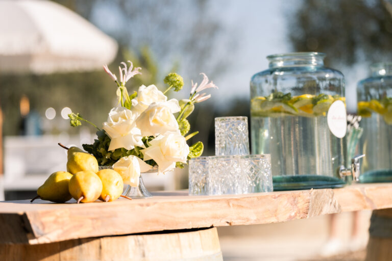 Photographe mariage Jura : bar à boissons avec citronnade et citrons frais
