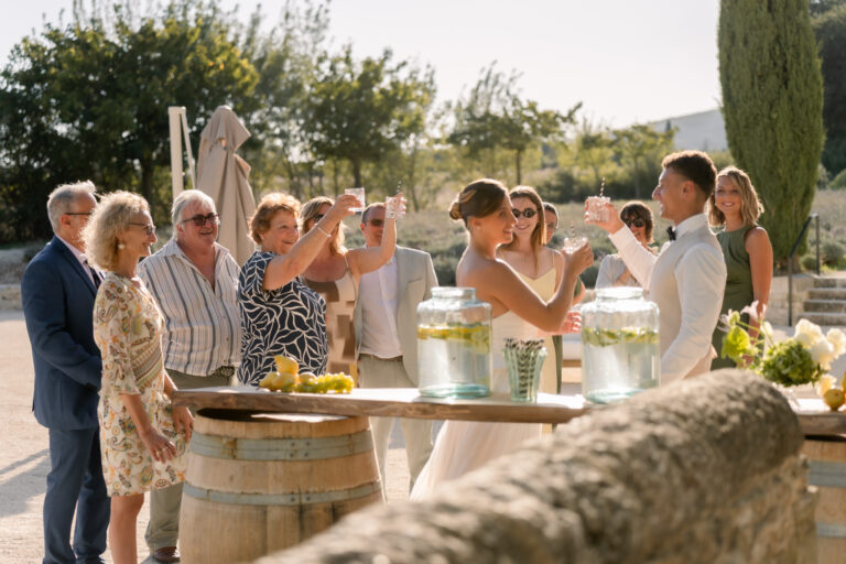 Photographe mariage Jura : invités réunis autour du buffet du vin d’honneur en Provence