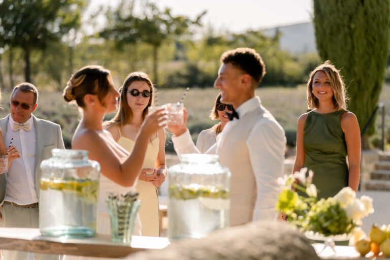 Photographe mariage Jura : mariée et invités autour des boissons fraîches