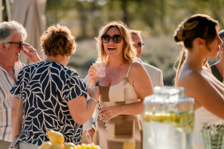 Photographe mariage Jura : invités qui discutent et rient autour du buffet