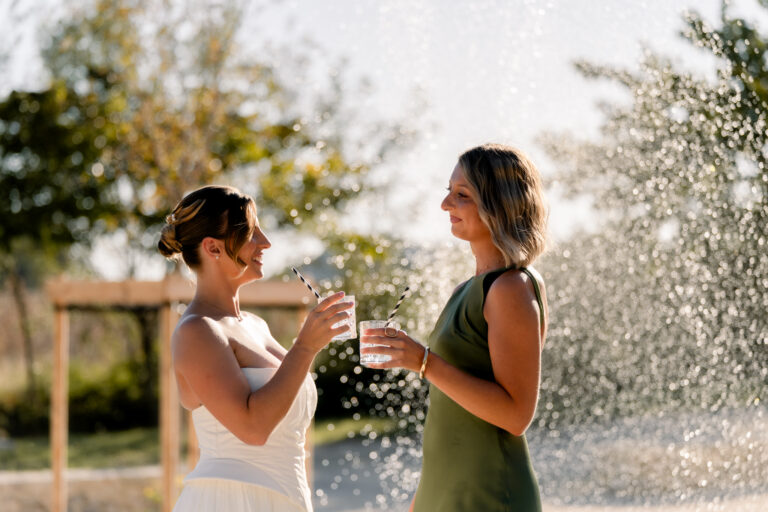 Photographe mariage Jura : mariés arrosés de confettis par leurs proches