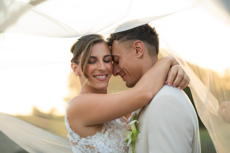 Photographe mariage Jura : mariés front contre front sous le voile