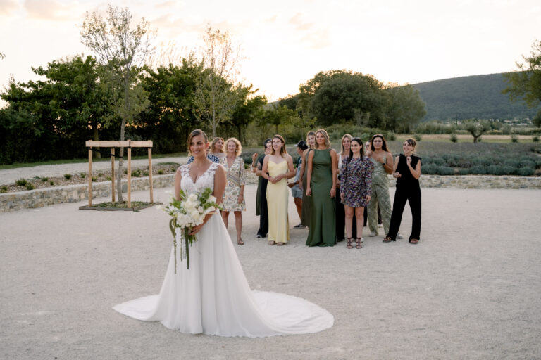 Photographe mariage Jura : mariée entourée de ses invités dans la cour