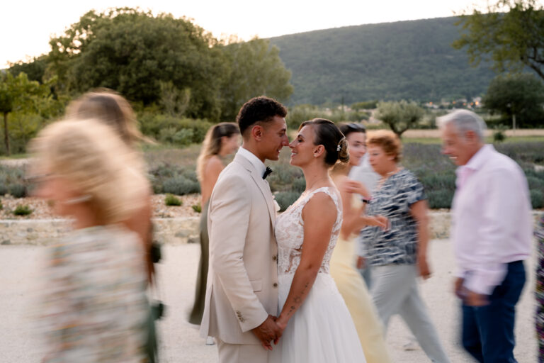 Photographe mariage Jura : invités qui applaudissent les mariés
