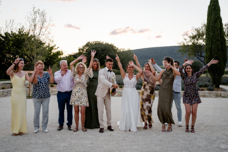 Photographe mariage Jura : photo de groupe des invités sous le soleil