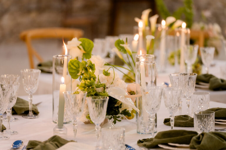 Photographe mariage Jura : table dressée en blanc avec bougies et feuillage