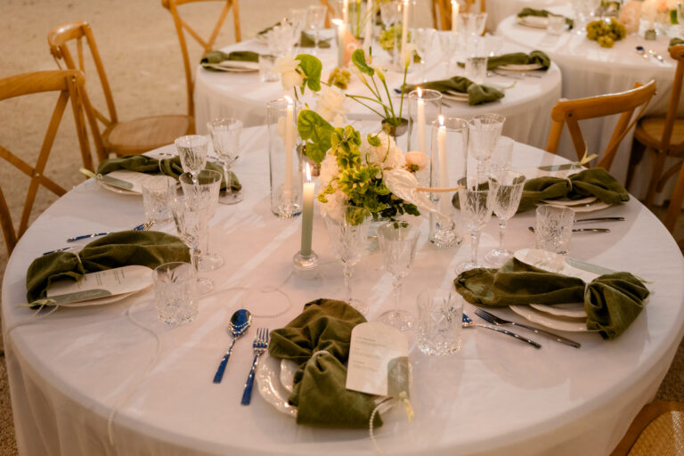 Photographe mariage Jura : tables rondes en bois et nappes blanches dans la cour