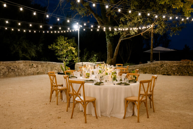 Photographe mariage Jura : dîner en plein air sous les guirlandes lumineuses