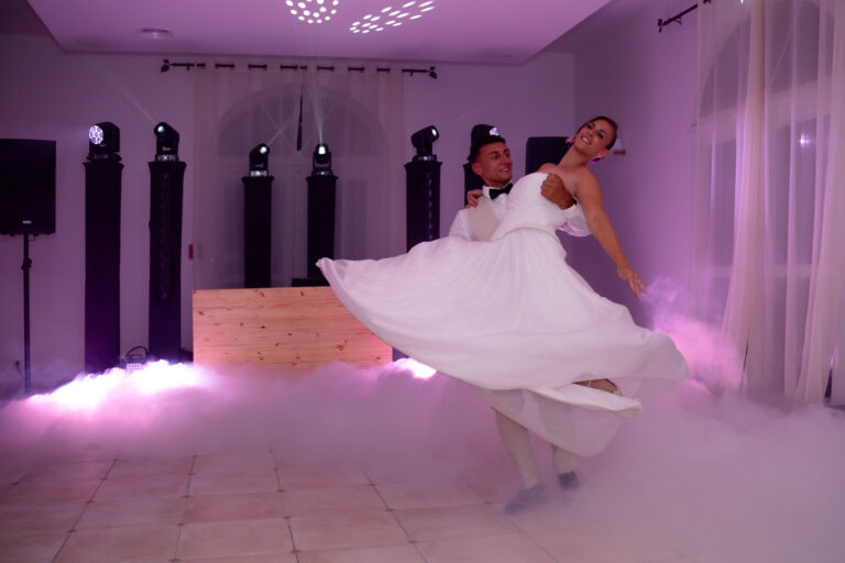 Photographe mariage Jura : mariée qui tourbillonne sur la piste dans la fumée