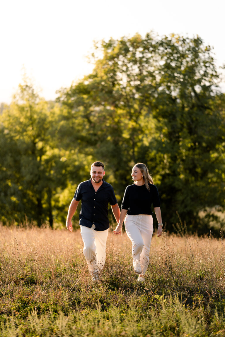 Photographe mariage couple Morez Jura Genève Lausanne Champagnole Lons-le-Saunier Besançon – couple marchant main dans la main dans les herbes hautes