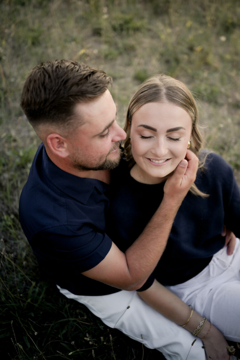 Photographe mariage couple Morez Jura Genève Lausanne Champagnole Lons-le-Saunier Besançon – couple complice assis dans l’herbe
