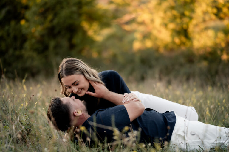 Photographe mariage couple Morez Jura Genève Lausanne Champagnole Lons-le-Saunier Besançon – couple riant allongé dans l’herbe