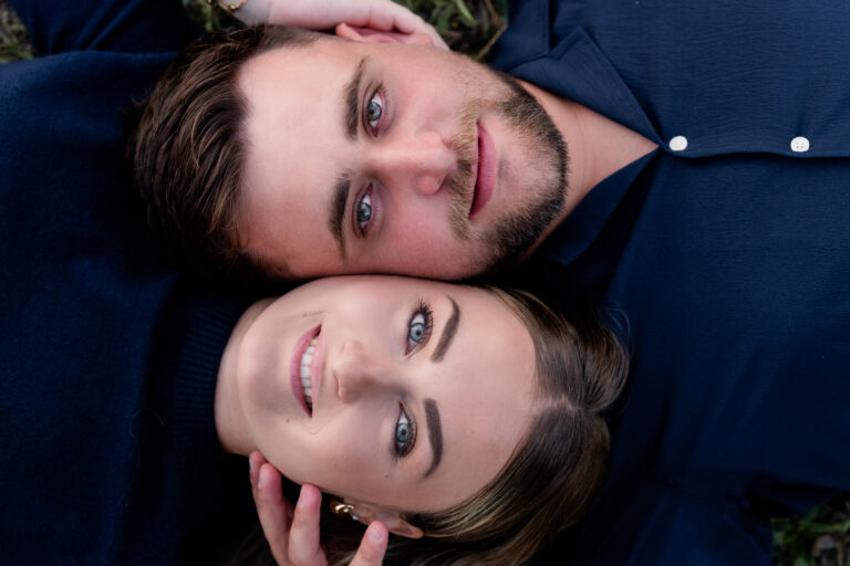 Photographe mariage couple Morez Jura Genève Lausanne Champagnole Lons-le-Saunier Besançon – portrait de couple allongé, têtes rapprochées
