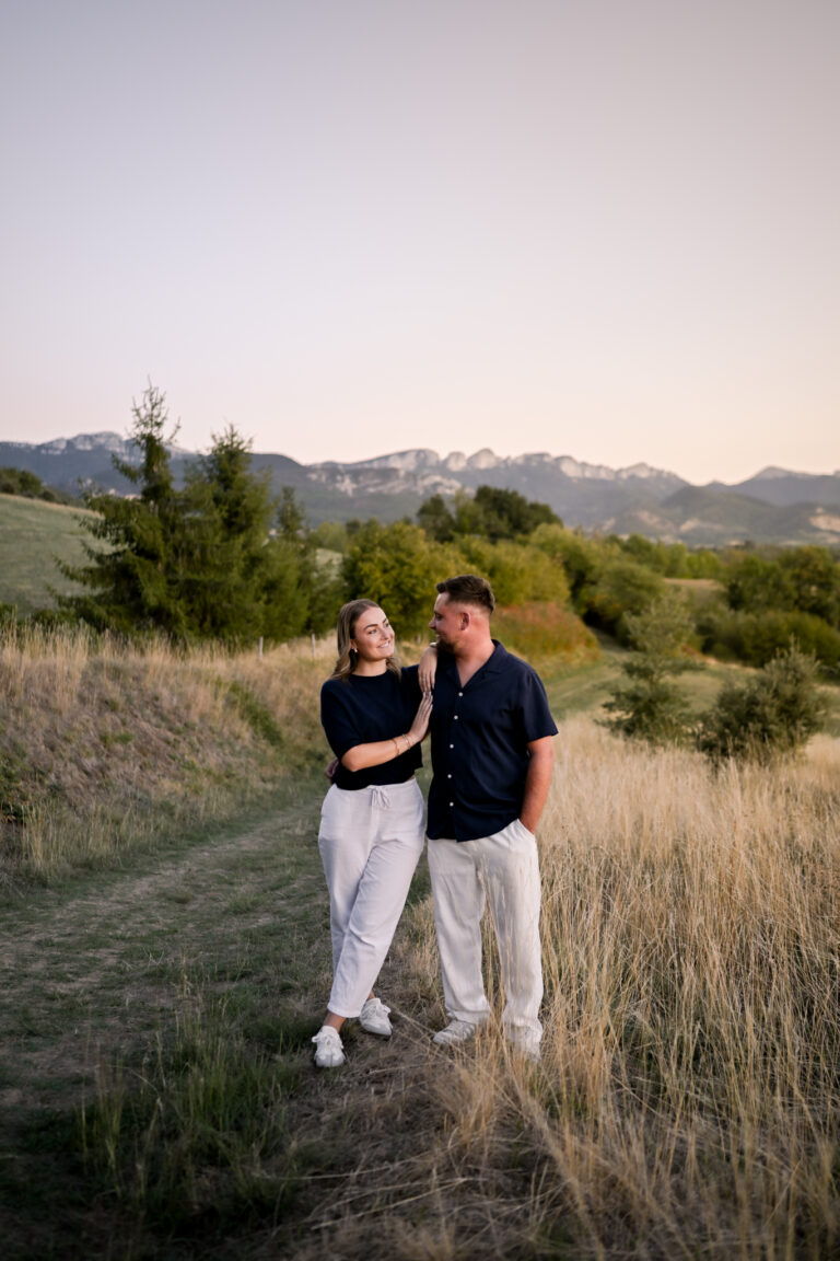 Photographe mariage couple Morez Jura Genève Lausanne Champagnole Lons-le-Saunier Besançon – couple main dans la main face aux montagnes