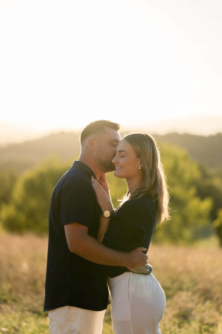 Photographe mariage couple Morez Jura Genève Lausanne Champagnole Lons-le-Saunier Besançon – couple enlacé au coucher du soleil dans un pré