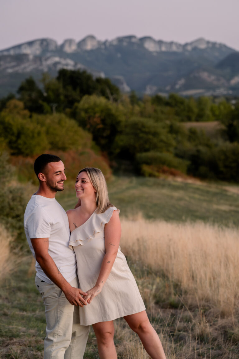 Photographe mariage couple Morez Jura Genève Lausanne Champagnole Lons-le-Saunier Besançon – couple enlacé face aux montagnes du Haut-Jura