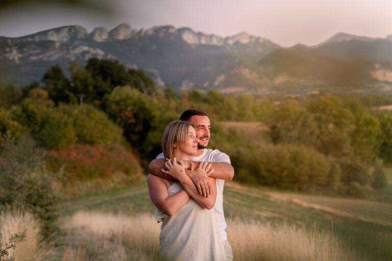 Photographe mariage couple Morez Jura Genève Lausanne Champagnole Lons-le-Saunier Besançon – couple enlacé dans un paysage de montagne
