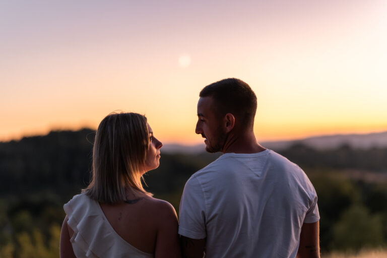 Photographe mariage couple Morez Jura Genève Lausanne Champagnole Lons-le-Saunier Besançon – couple se regardant au coucher du soleil