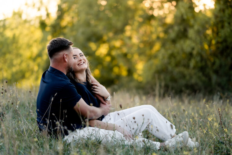 Photographe mariage couple Morez Jura Genève Lausanne Champagnole Lons-le-Saunier Besançon – couple allongé dans l’herbe au soleil couchant