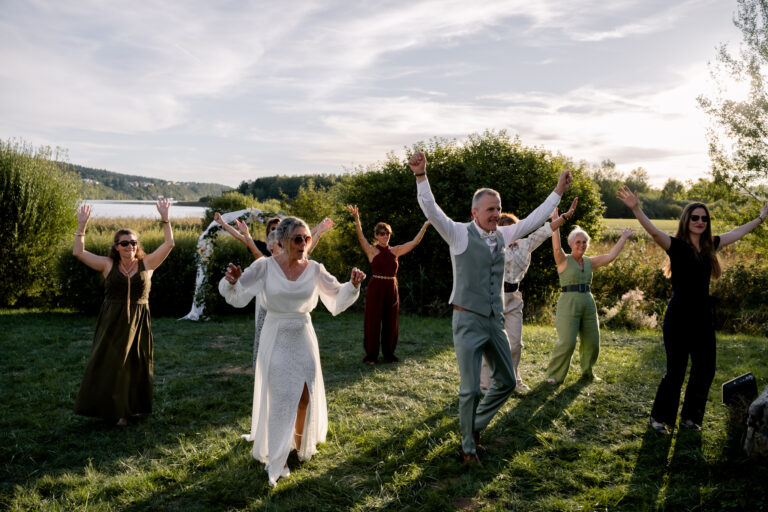 Photographe mariage Jura : invités qui dansent dans le jardin