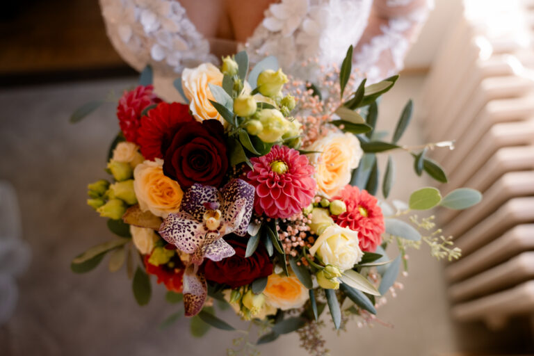 Photographe mariage Jura : bouquet de la mariée aux fleurs d’automne colorées
