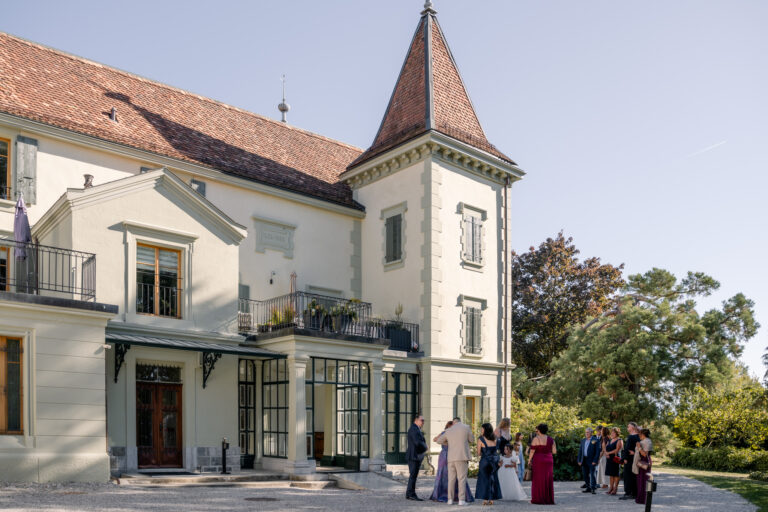 Photographe mariage Jura : invités qui attendent les mariés devant le Château de Crissier