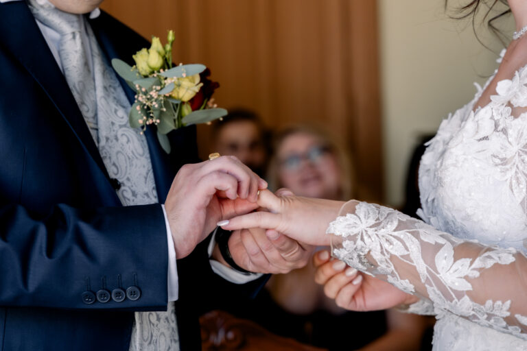 Photographe mariage Jura : échange des alliances pendant la cérémonie civile