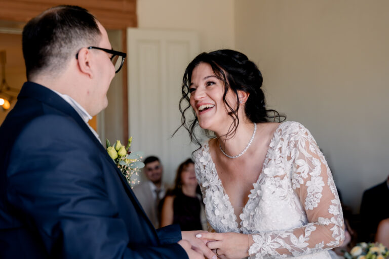 Photographe mariage Jura : mariée qui rit aux éclats pendant la cérémonie civile