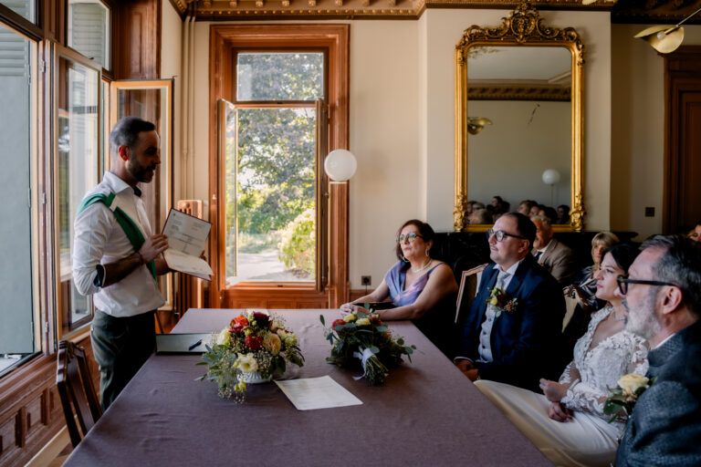 Photographe mariage Jura : officiant qui célèbre le mariage civil, mariés assis face à lui