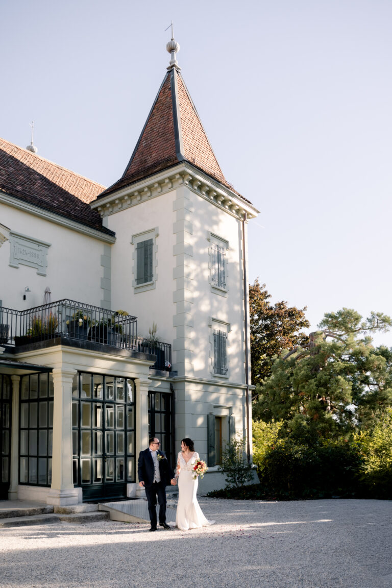 Photographe mariage Jura : mariés devant le Château de Crissier