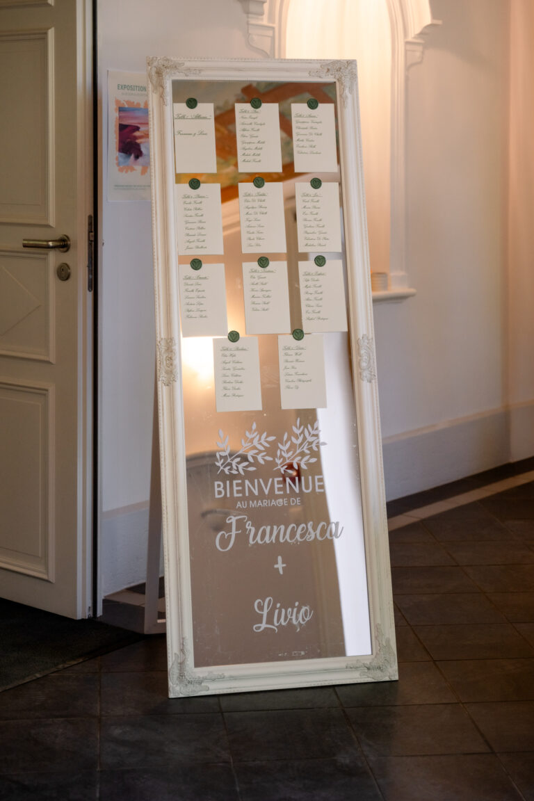 Photographe mariage Jura : plan de table sur un grand miroir ancien