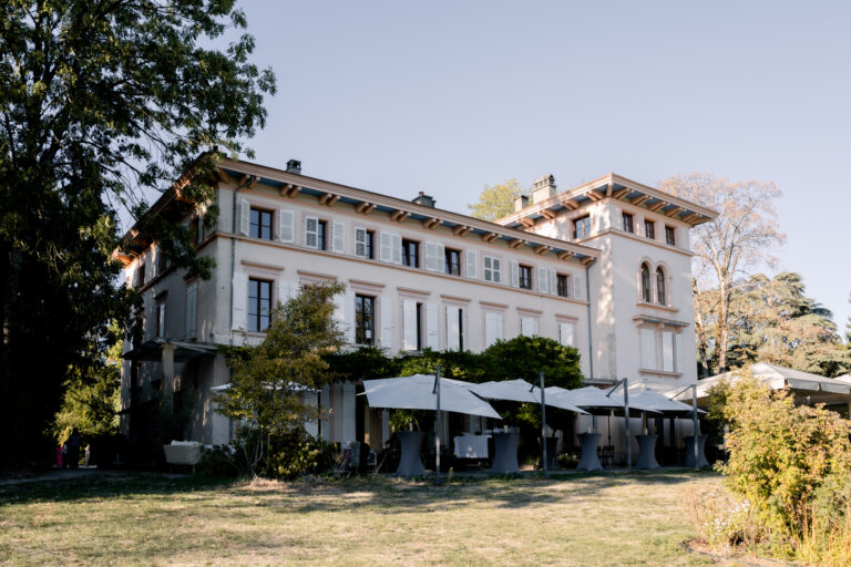Photographe mariage Jura : le Castel de Bois Genoud et sa terrasse, au milieu de la verdure