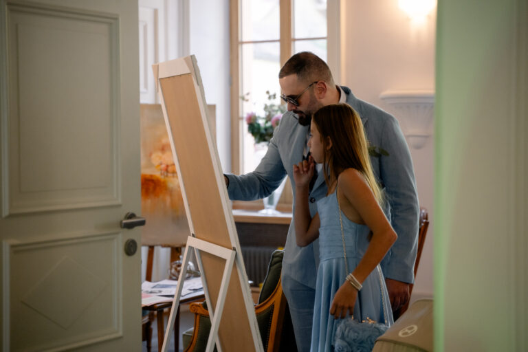 Photographe mariage Jura : invités qui découvrent le plan de table