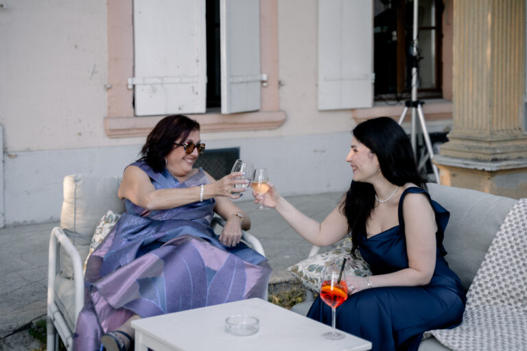 Photographe mariage Jura : invitées qui discutent sur une terrasse