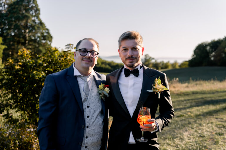 Photographe mariage Jura : marié et un ami qui trinquent au coucher du soleil