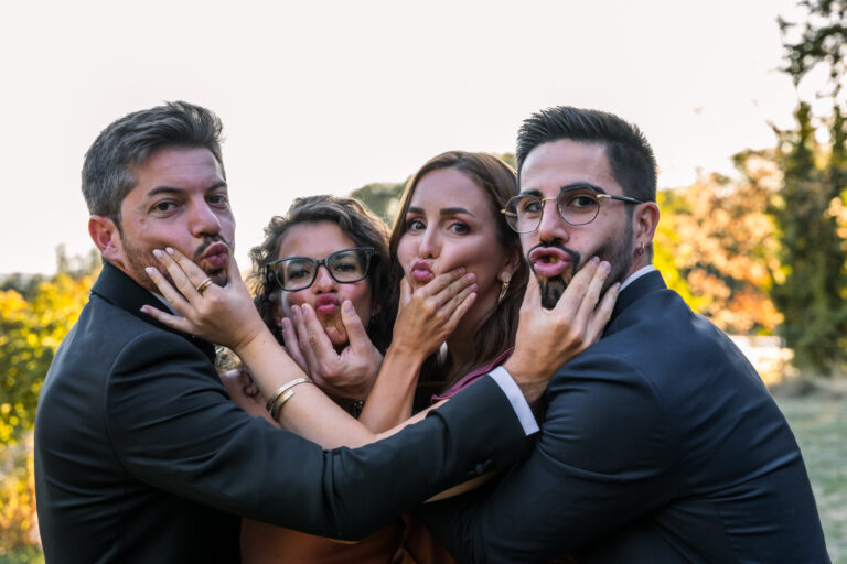 Photographe mariage Jura : amis qui font des grimaces avec la mariée