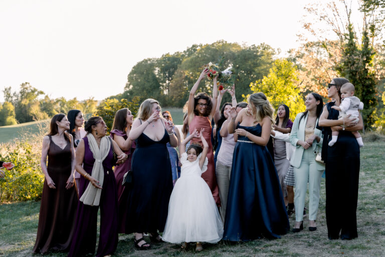 Photographe mariage Jura : mariée entourée de ses amies en robes colorées