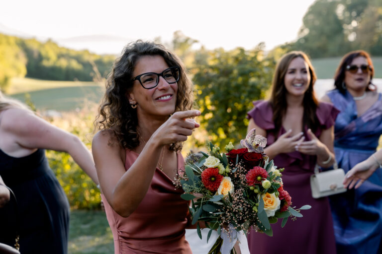 Photographe mariage Jura : invitées qui félicitent la gagnante du bouquet