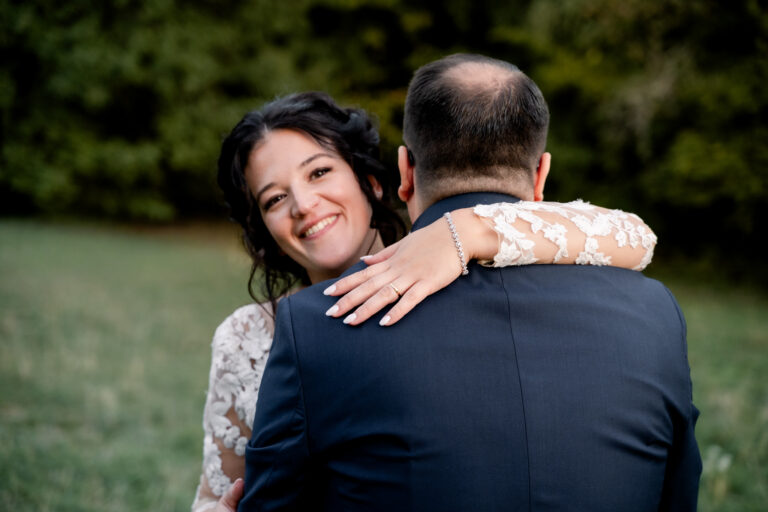 Photographe mariage Jura : mariée souriante qui serre son marié dans ses bras