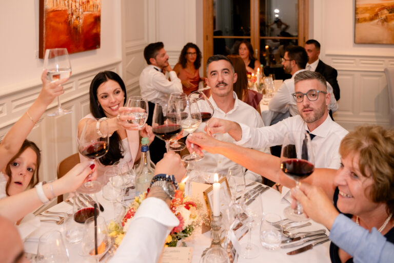 Photographe mariage Jura : tablée d’invités qui lèvent leur verre