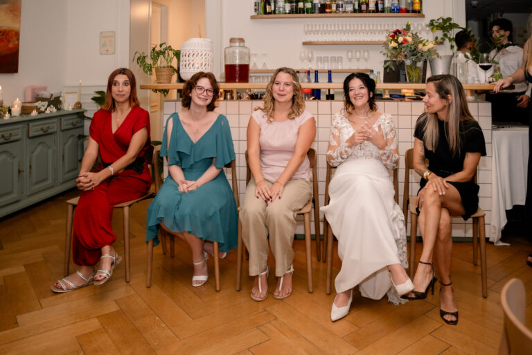 Photographe mariage Jura : invitées assises pour le jeu des yeux bandés