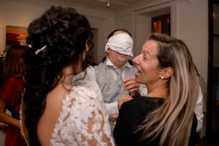 Photographe mariage Jura : marié aux yeux bandés qui doit reconnaître sa mariée