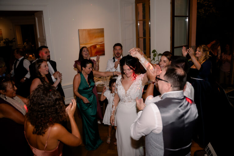 Photographe mariage Jura : mariée qui danse au milieu de ses invités