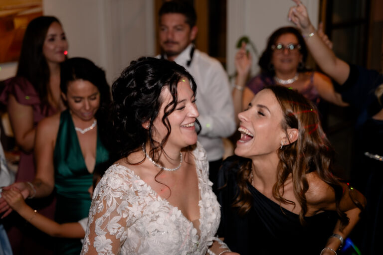 Photographe mariage Jura : mariée et ses amies qui chantent ensemble