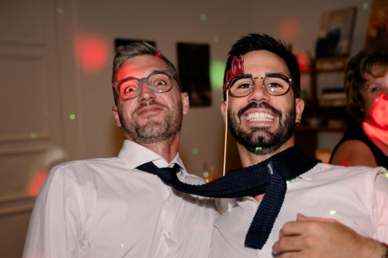 Photographe mariage Jura : amis du marié qui rient face à l’objectif