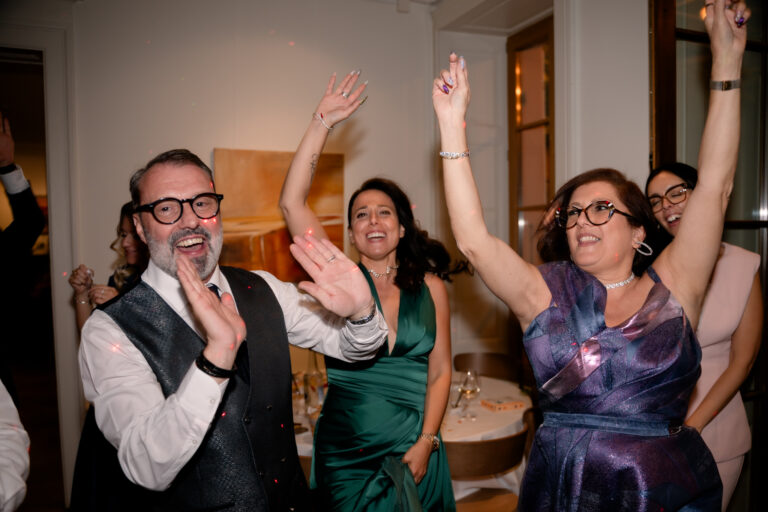 Photographe mariage Jura : invités qui dansent les bras en l’air