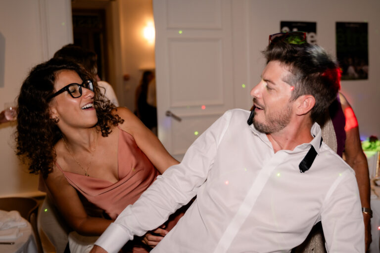 Photographe mariage Jura : invités qui rient en dansant